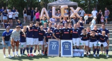 Ein Abschied mit Luftballons: Die Abgänger Marco Seegers, Alexander Hemmersbach und Leif Wegener (Mitte v.l.) versammelten sich mit dem Team zum Abschlussfoto.