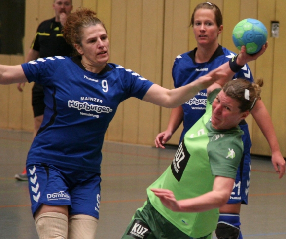 Viel läuft beim TV Bodenheim über die Kreisspielerinnen wie hier Babette Krein (r.), die sich von HCG-Spielerin Nadja Anthes-Ploch nicht am Abschluss hindern lässt.