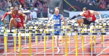 Felix Klecker (M.) beendete das DM-Finale über 110 Meter Hürden als Sechster. Den Titel gewann der Hamburger Manuel Mordi (l.) vor dem Leverkusener Tim Eikermann (r.).