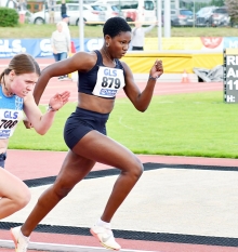 Judith Mokobe (r.) gewinnt in ihrer ersten Wettkampfsaison ihre erste DM-Medaille...