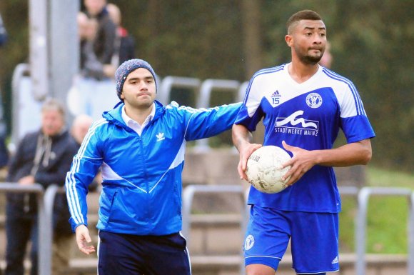 Auswärtniederlagen hat auch SVG-Betreuer Zeki Erarslan (l.) in dieser Saison zur Genüge gesehen. In Mechtersheim sollen Joseph Meier und Kollegen der tristen Bilanz ein Ende setzen.