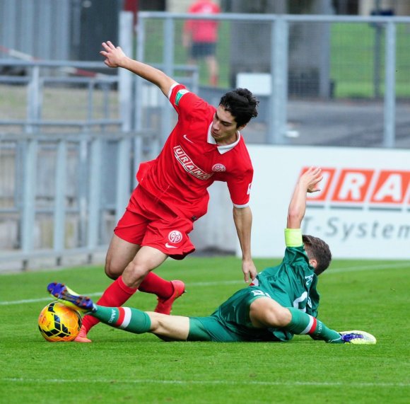 95 Minuten arbeiten für ein noch besseres Gefühl sollen Suat Serdar (l.) und die U19 des FSV Mainz 05 am Sonntag gegen den FCK.