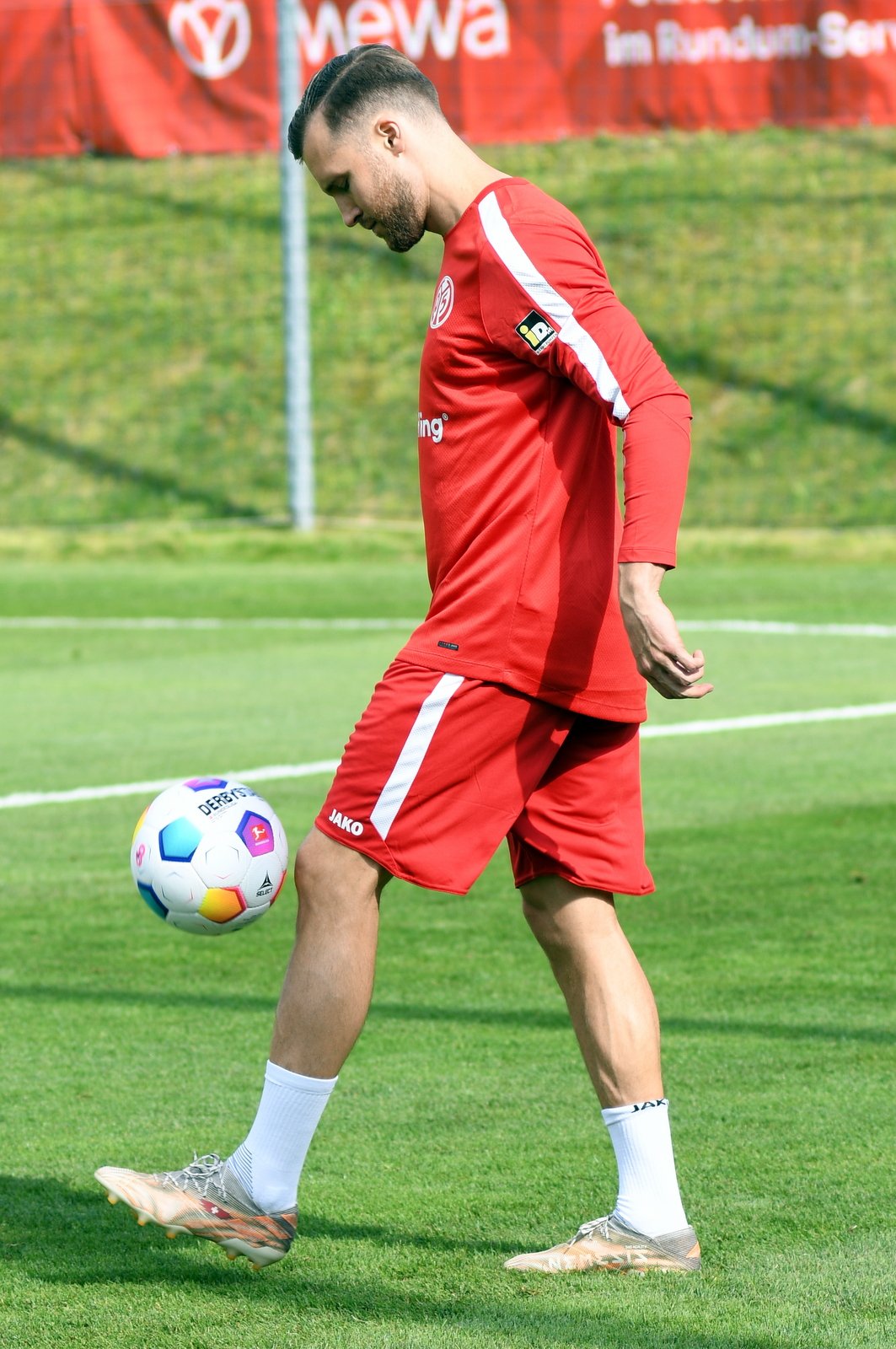 Trainiert individuell mit Ball und Axel Busenkell: Kapitän Silvan Widmer.