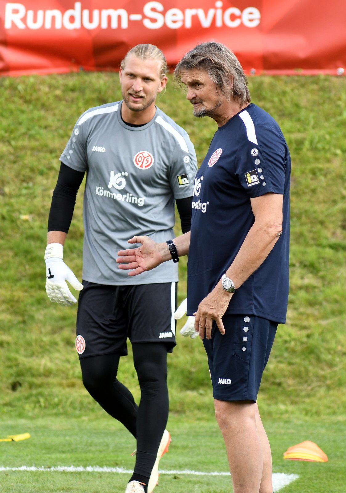 Robin Zentner, hier mit Torwarttrainer Stephan Kuhnert, wird auch weiterhin die Nummer eins der 05er sein.