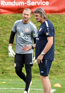 Robin Zentner, hier mit Torwarttrainer Stephan Kuhnert, wird auch weiterhin die Nummer eins der 05er sein.