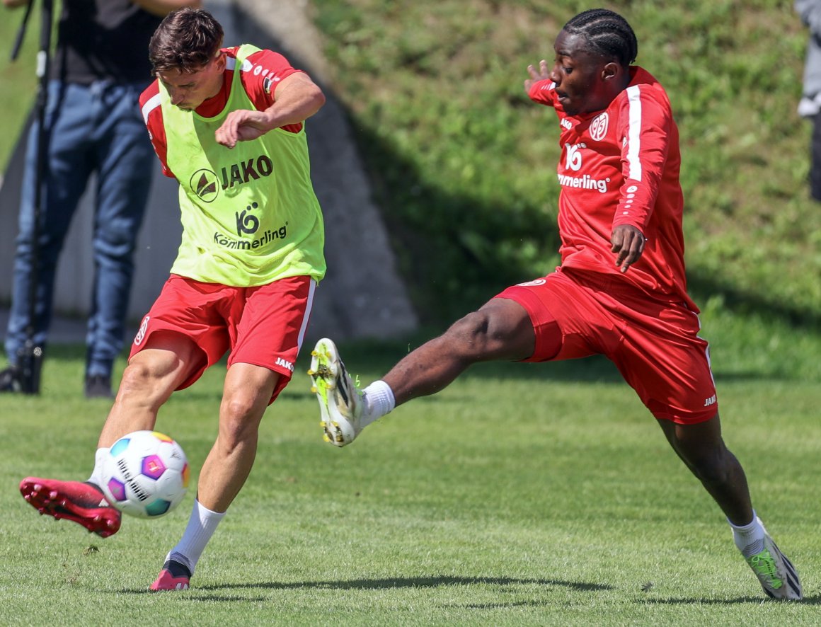 Dynamisch und aggressiv: Merveille Papela (r.), hier im Zweikampf mit Anthony Caci.