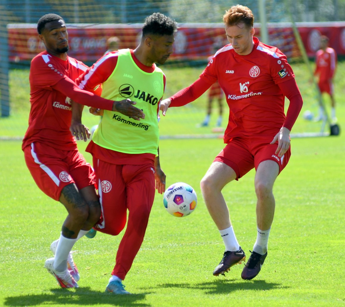 Sepp van den Berg (r.) wird im Mainzer Trainingslager noch nicht voll belastet.