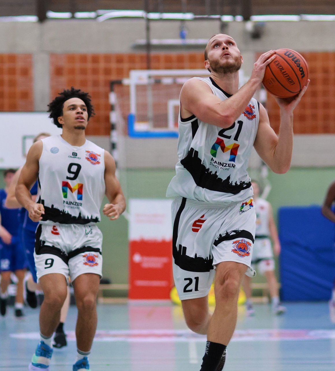 Mit ausgeheiltem Arm will Max Befort (r.) zur Rückkehr des ASC in die Zweite Regionalliga beitragen.