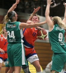 Gabriela Jandová geht auch da hin, wo es wehtut. Insgesamt aber ziehen sich die ASC-Frauen im Angriff noch zu sehr zurück, sobald der gegnerische Druck zu groß wird.