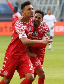 Österreichische Wiedervereinigung: Phillipp Mwene (r.) und Karim Onisiwo tragen wieder das gleiche Trikot.