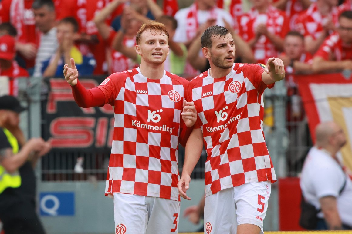 Sepp van den Berg (l.) und Maxim Leitsch standen gegen Eintracht Frankfurt in der Abwehrkette. Letzterer muss seinen Platz fürs Erste wieder abgeben.
