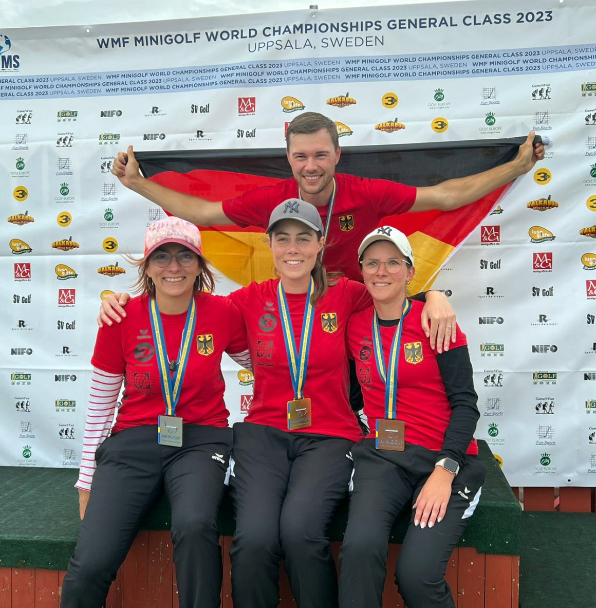 So sehen Sieger aus: Lukas Neumann mit Steffi Blendermann (l.) und ihren Teamkolleginnen Melanie Hammerschmidt und Jasmin Bothmann.