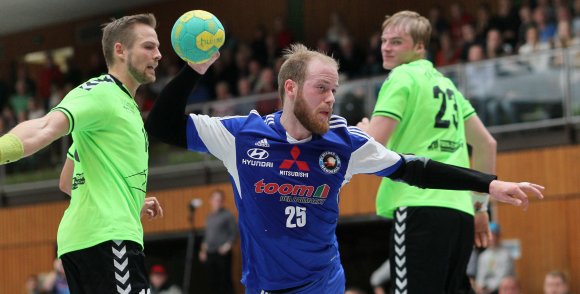 Stephan Klöckner setzte sich am Kreis gegen die Bodenheimer Florian Caprano (l.) und Max Scheer durch. Klöckner trug zwei Tore zum Heimsieg gegen das Tabellenschlusslicht bei.