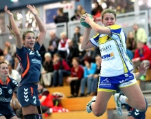 Lea Schuhknecht (r.), die hier die Ex-05erin Andrea Bonk stehenlässt, musste sich gegen den Tabellenvorletzten mit zwei Treffern begnügen.