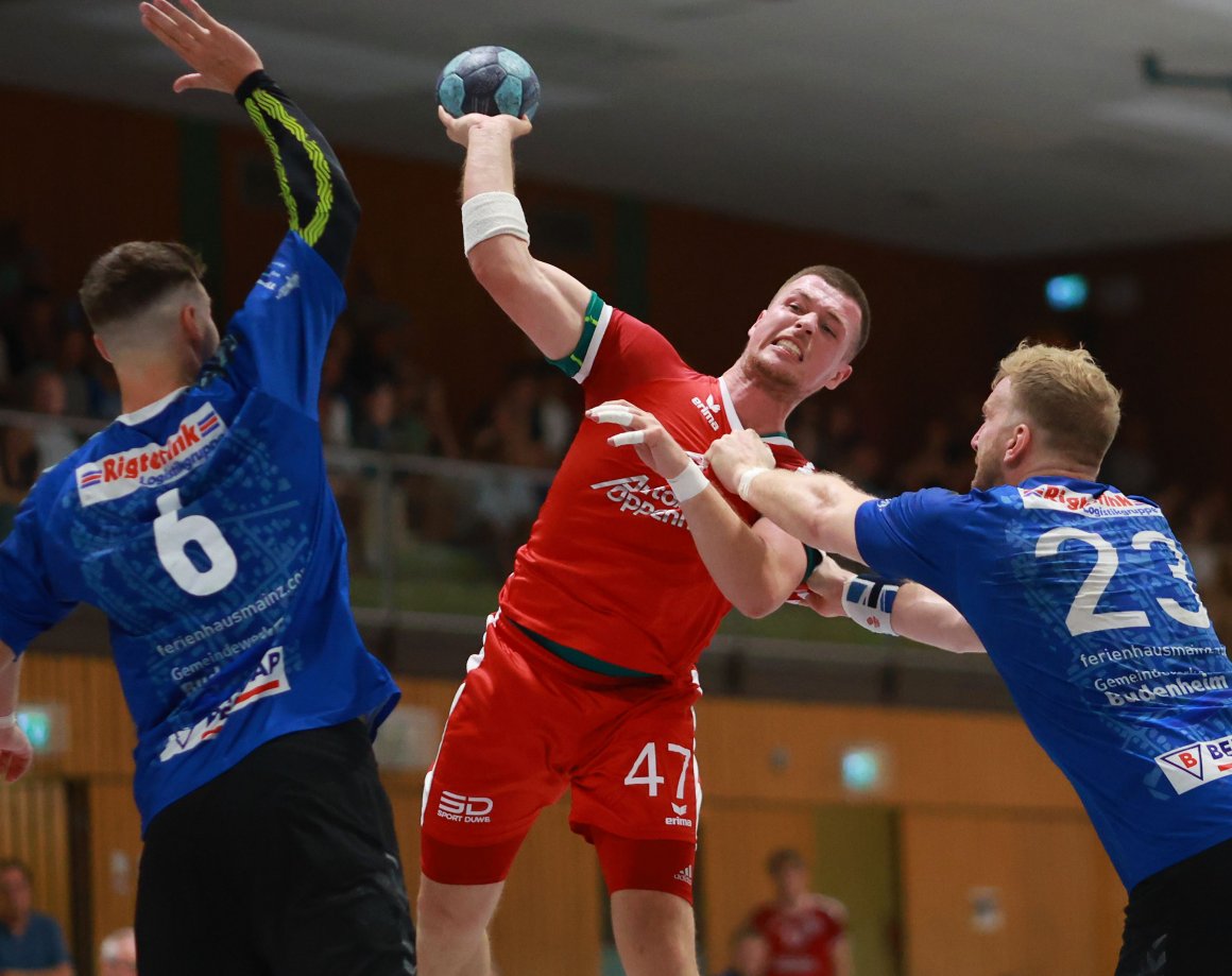 Noch ungewohnt im Trikot der anderen erlebten die Sportfreunde Justus Tessnow (l.) und Eike Rigterink ihren langjährigen Mitspieler Lukas Nagel im Gastspiel beim TV Nieder-Olm.