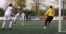 Noch in der Nachspielzeit hätte die Hinrunde versöhnlich enden können: Robin Schirmer vergibt diese Großchance zu einem Kopfballtor, SVR-Torhüter Sascha Pfirrmann kann den zu unplatzierten Ball fast problemlos abwehren.