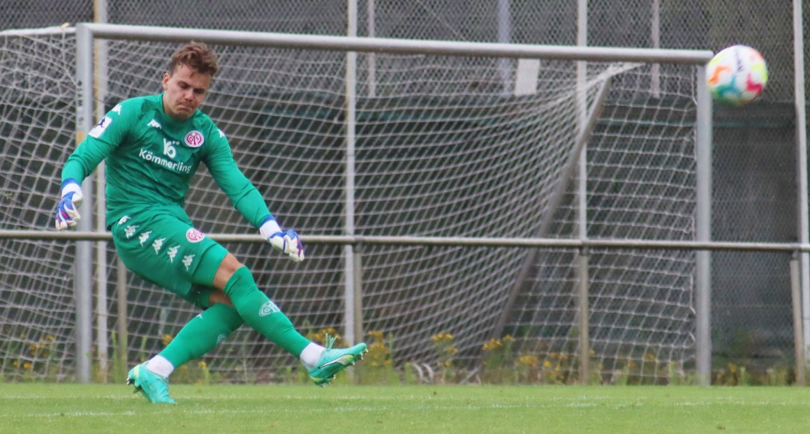 Wenn schon offensiv wenig funktioniert, erfreut Jan Siewert sich eben an zwei Debüts: Torwart Leon Hoffmann hütete in Fulda erstmals in einem Pflichtspiel das Tor der U23, als Sechser bekam Dominik Pestic erstmals einen 90-Minuten-Einsatz.