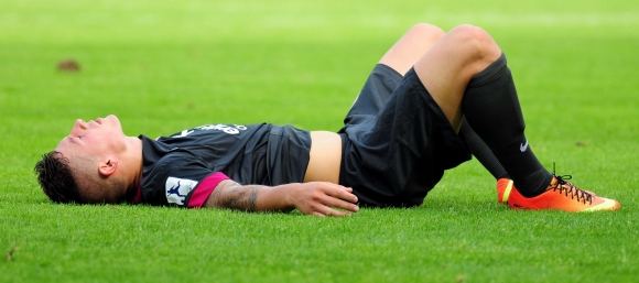 Am Boden zerstört: Bis zur 90. Minute waren Steven Lewerenz und seine Kollegen im Hinrundenspiel beim OFC angerannt. Vergebens. Die 05er unterlagen 1:2.