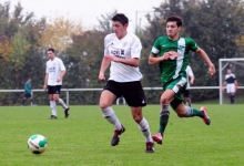 Auch wenn diese Szene vom vorletzten Hinrundenspieltag den umgekehrten Eindruck vermittelt: Alex Mignona (l.) und der TSV Zornheim bleiben Lukas Posegga und der TuS Marienborn auf den Fersen.