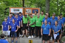 Der 1. MGC II auf dem Siegertreppchen der Zweiten Bundesliga (v. l.): Der Zweite BGSV Bad Homburg, Staffelsieger MSC Bensheim-Auerbach und das Mainzer Team mit Martin Lischke, Dominik Ullrich, Danny Hess, Mark Harmening, Kilian Horn, Torsten Schück, Christian Pannek und Daniel Wittwer.