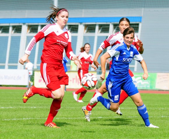 Einmal mit der Hacke, einmal mit dem Kopf: Schott-Torjägerin Annika Leber traf in Saarbrücken zweimal.