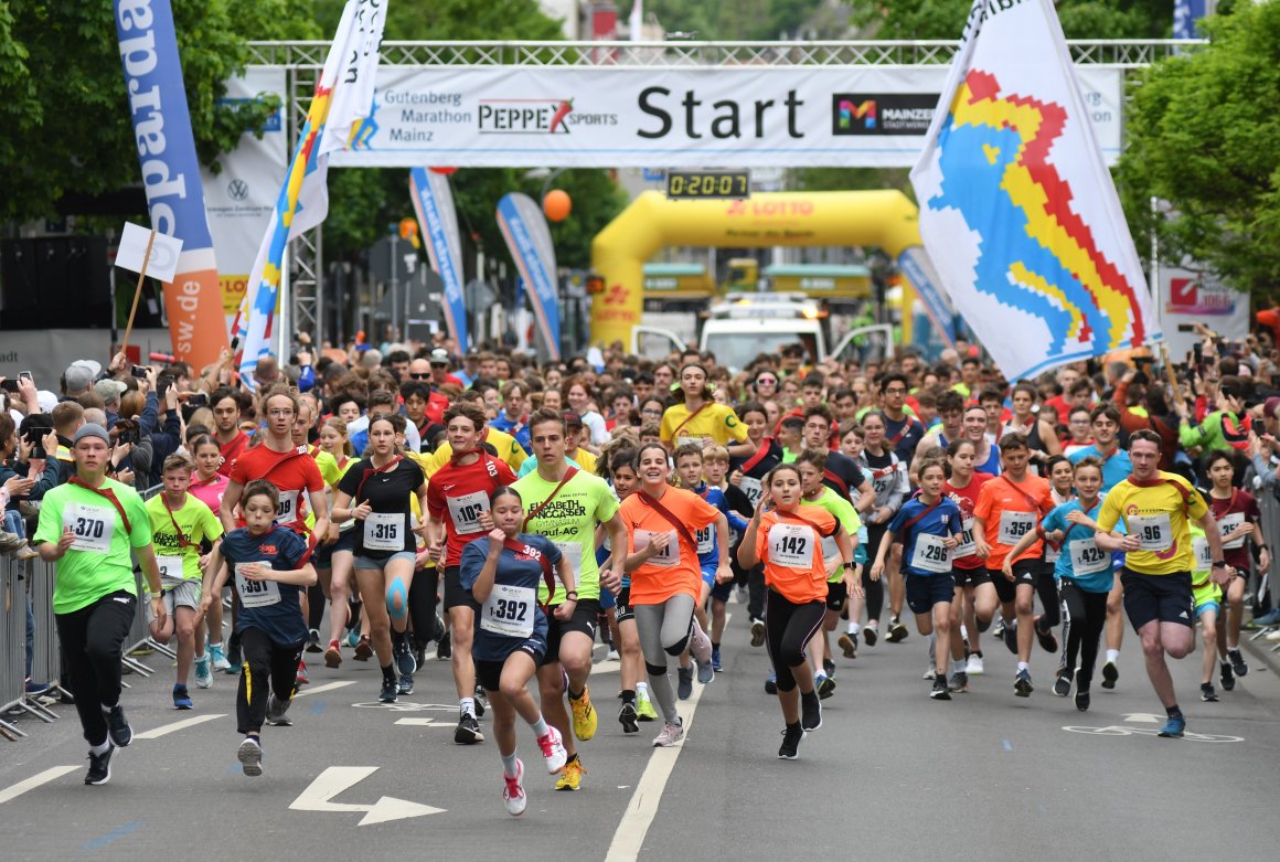 An ihren roten Bändern sind sie zu erkennen: Die Schüler-Ekidenstaffeln bleiben Bestandteil des künftigen Mainzer Halbmarathons.