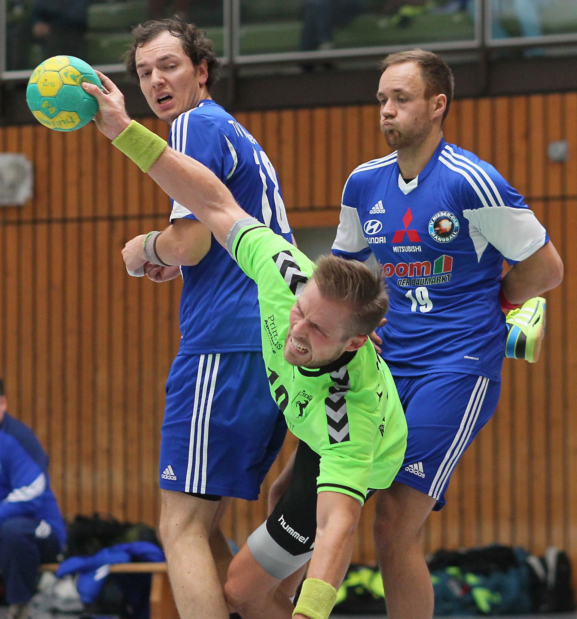 Quer passt besser durch: Florian Caprano hat sich an den Nieder-Olmern Manuel Frommann und Dennis Stauder vorbeigearbeitet.