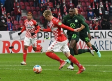 Bislang kannte Joshua Guilavogui (r.) die 05er nur aus Wolfsburger Perspektive, ab sofort trägt er selbst das Mainzer Trikot.