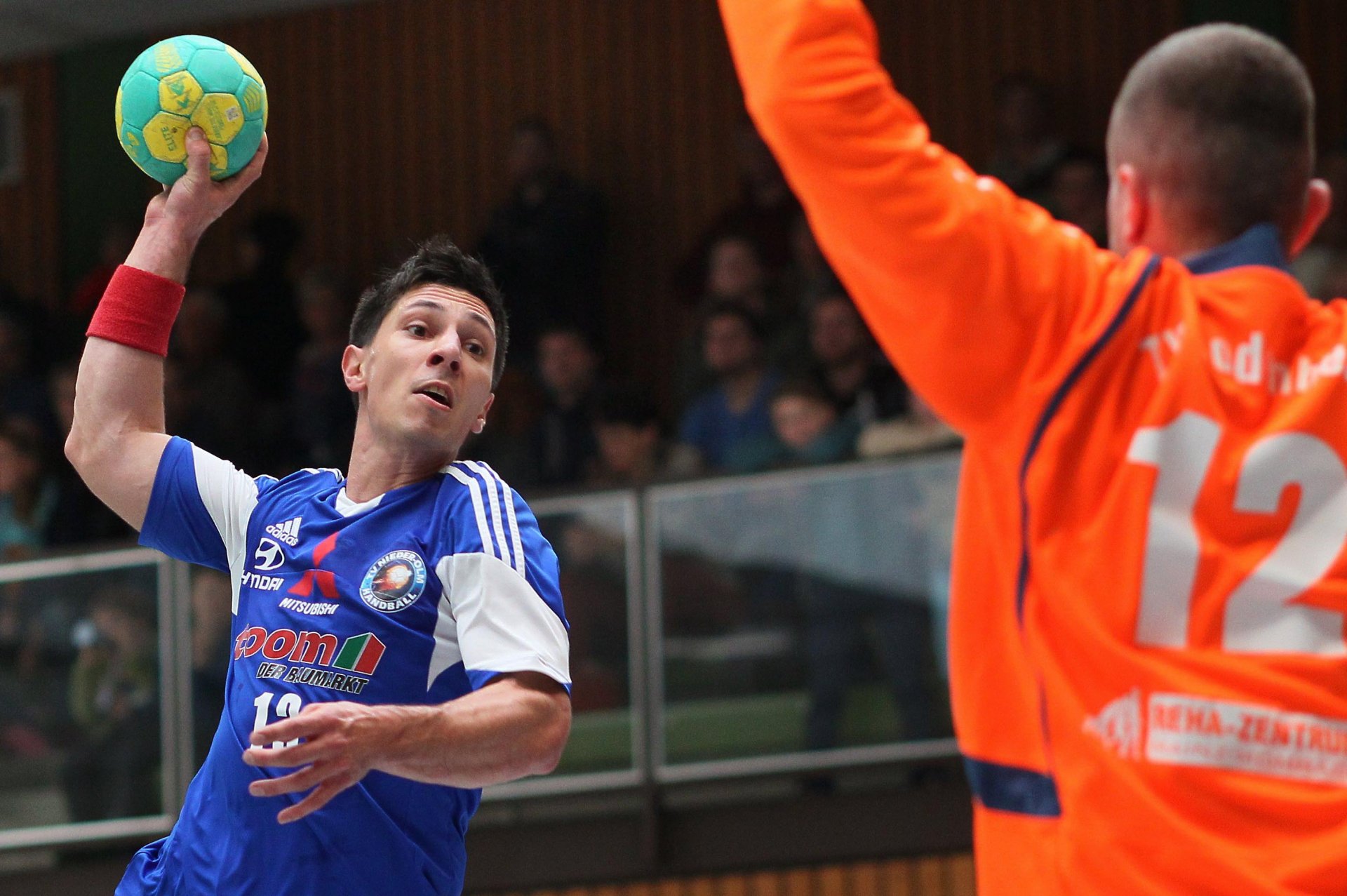 Das Duell mit TVB-Torwart Hermann Pitthan entschied TVN-Linksaußen Julius Liebisch fünfmal für sich.