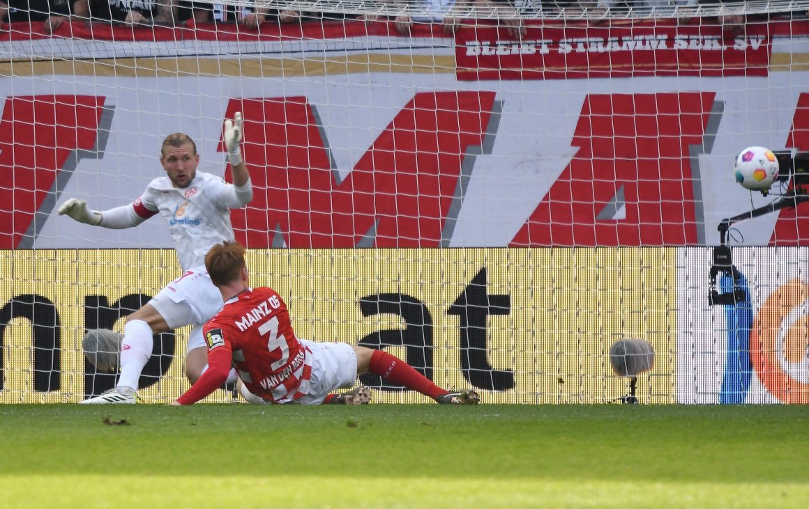 Sepp van den Berg wollte retten, ließ Torwart Robin Zentner aber keine Chance.