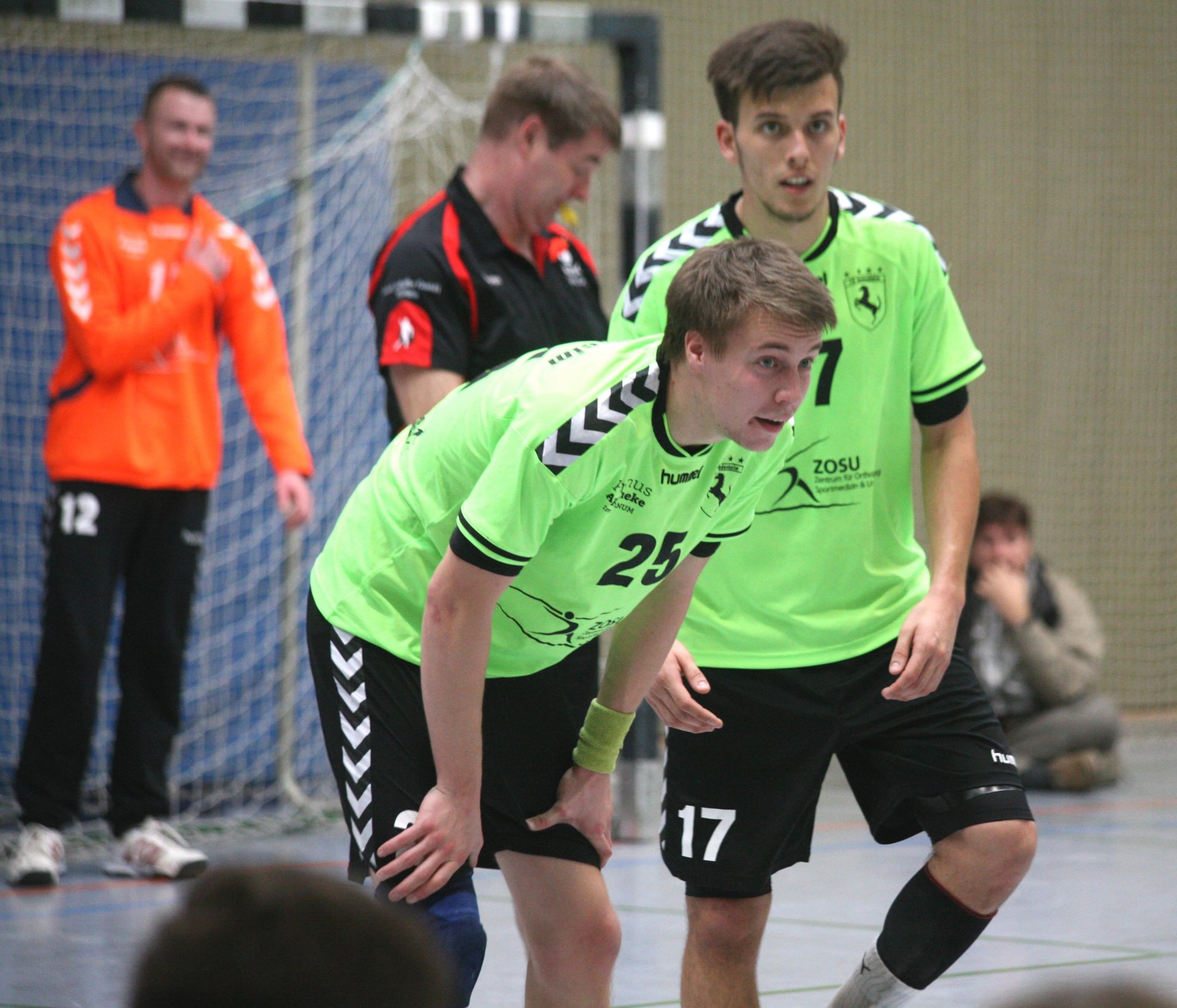 Es reicht nicht: Kurz vor Schluss müssen die Bodenheimer Spieler Moritz Müller und Marcel Gerhardt einsehen, dass die Kraft beim Kraftakt gegen den TV Nieder-Olm nicht ausreicht, um endlich den ersten Saisonsieg einzufahren.