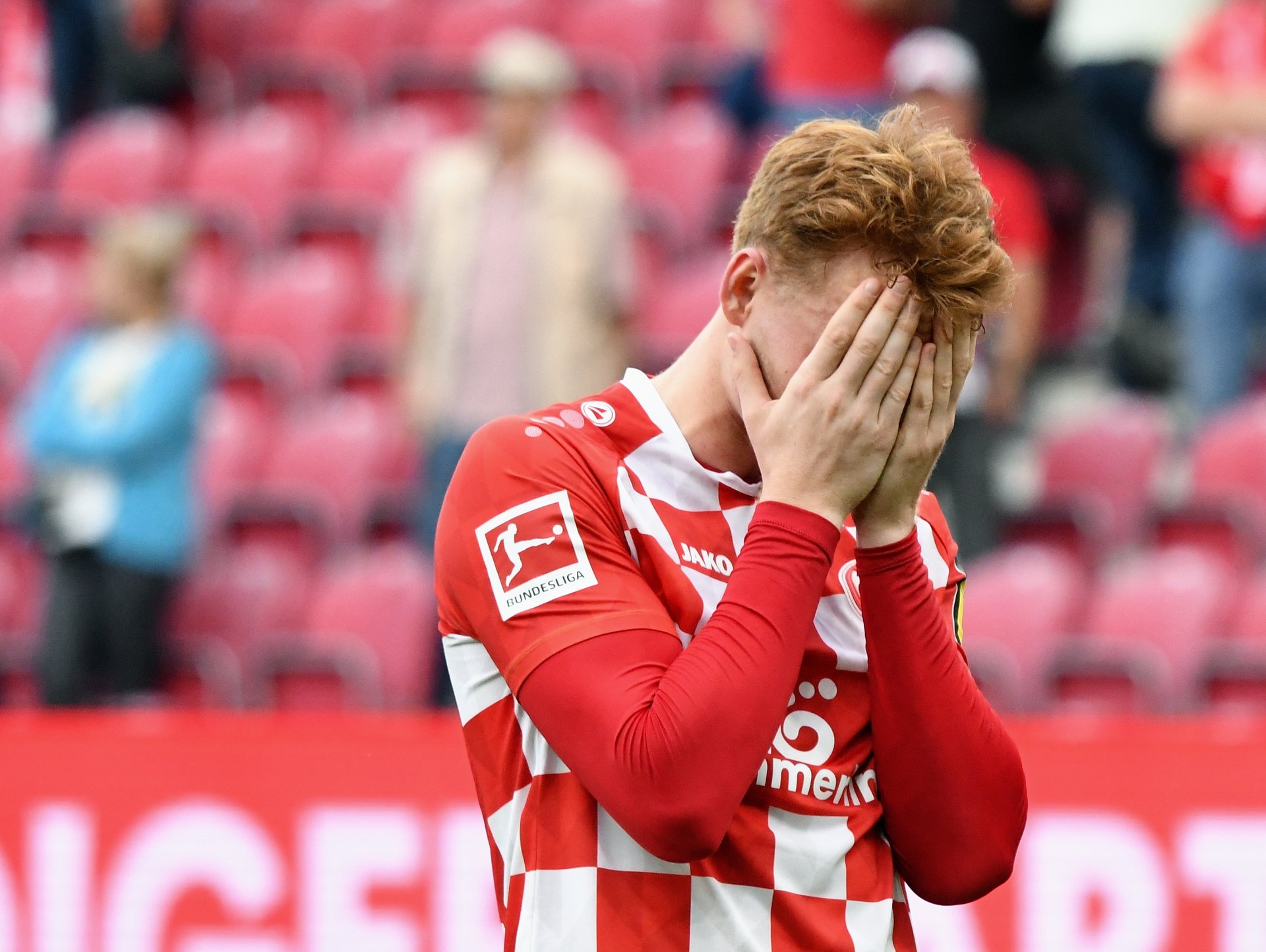 Sepp van den Berg schlägt die Hände vors Gesicht. Zur 0:3-Niederlage des FSV Mainz 05 gegen Bayer Leverkusen hat der Niederländer…