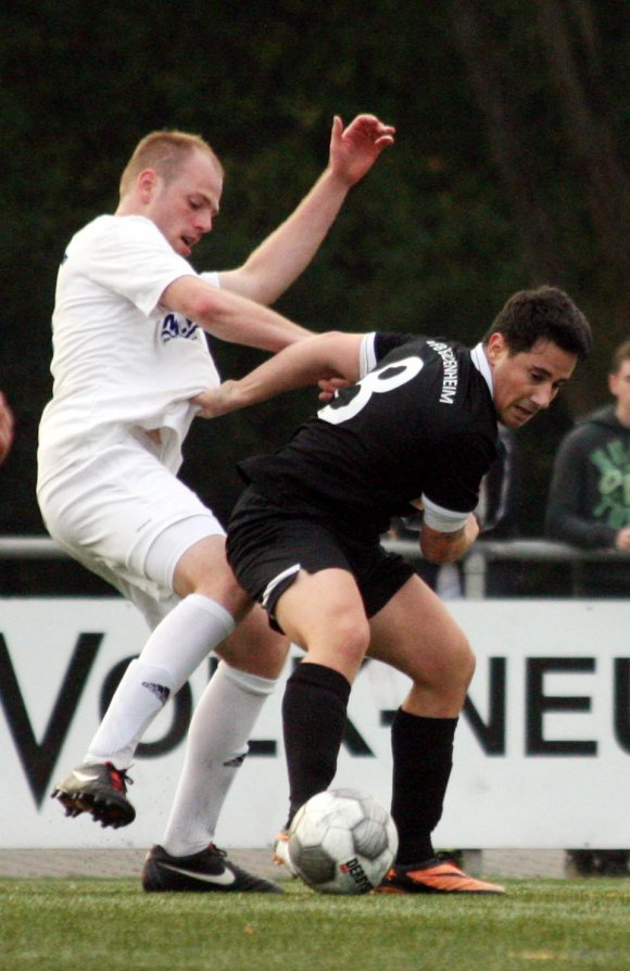 Kämpferisch wie immer ein Vorbild, beim Spielaufbau mit zu vielen Fehlern. Auch bei Kevin Handrick (r.) klappte es in Alzey nicht so gut wie man ihn von den Heimspielen kennt.