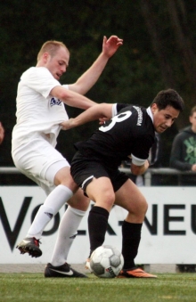 Kämpferisch wie immer ein Vorbild, beim Spielaufbau mit zu vielen Fehlern. Auch bei Kevin Handrick (r.) klappte es in Alzey nicht so gut wie man ihn von den Heimspielen kennt.
