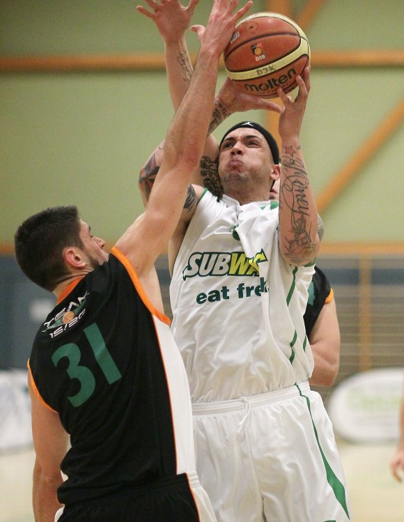 US-Center Jonathan LaBad kam gegen die Gäste aus Koblenz nie so richtig ins Spiel. Dabei hätten die DJK-Männer seine Punkte am Brett gut gebrauchen können. 