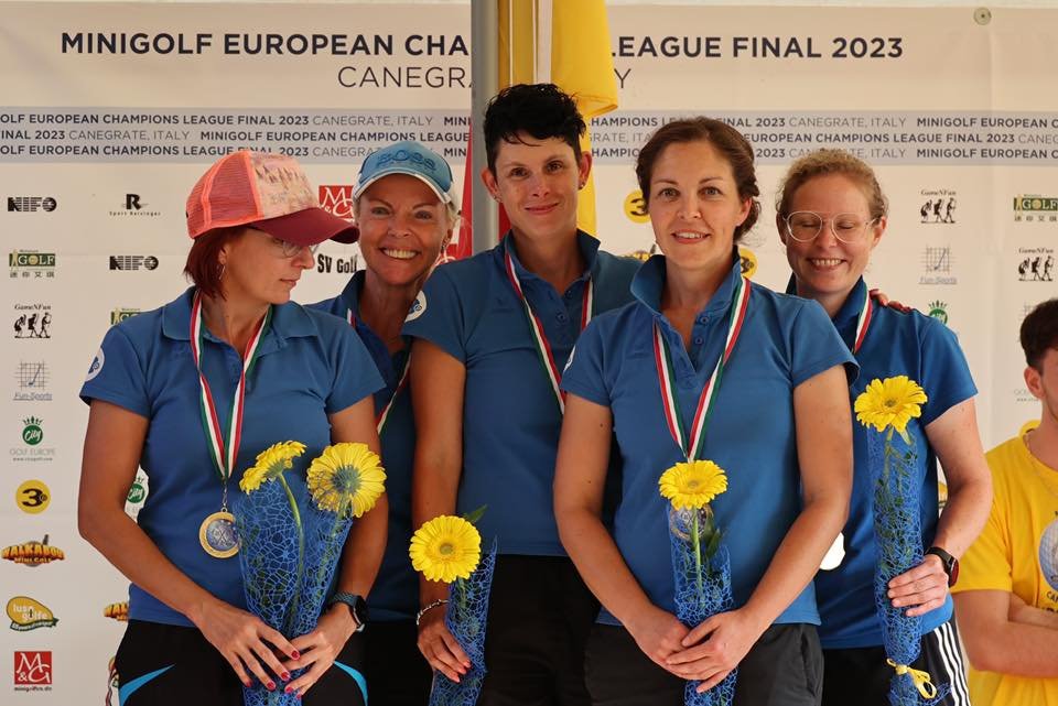 Strahlende Siegerinnen (v.l.): Steffi Blendermann, Alice Kobisch, Yvonne Klukas, Nicole Gundert mit Coach Kathrin Neumann.
