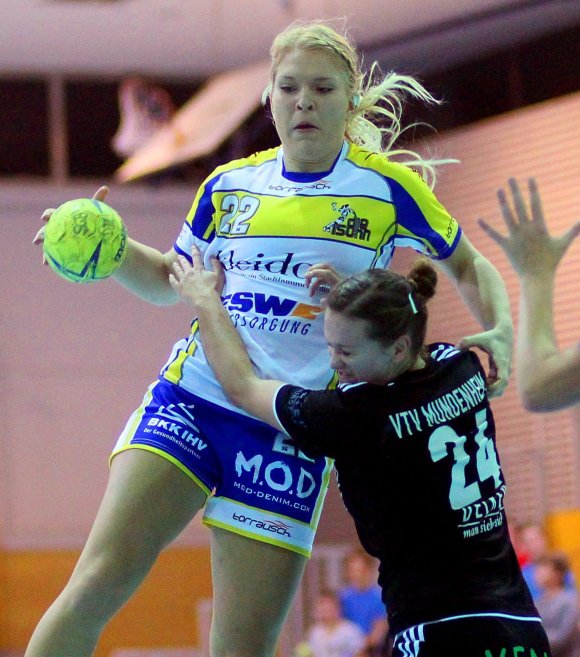 Xenia Klug ist die einzige Stammergänzung aus dem Drittligakader im Oberligateam der SG Bretzenheim. Sie übernimmt in Jürgen Kleinjungs Team im Rückraum wie in der Deckung eine wichtige Rolle und trug vier Tore zum engen Spiel gegen die HSG Wittlich bei..