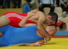 Krasimir Krastanov (oben) trat diesmal im Federgewicht an. Den Büdesheimer Ewalt Iphöfer (unten), den er im Hinkampf bewzungen hatte, überließ er diesmal Alexander Frosch. Beide WKG-Athleten landeten Schultersiege.