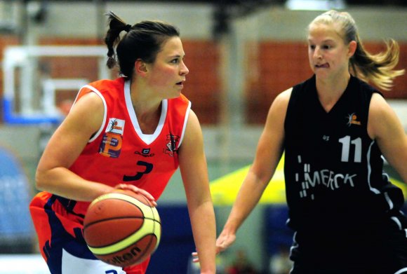 Bittere Diagnose: ASC-Aufbauspielerin Christiane Fischer hat sich an der Kletterwand einen Riss des Syndesmosebandes zugezogen.