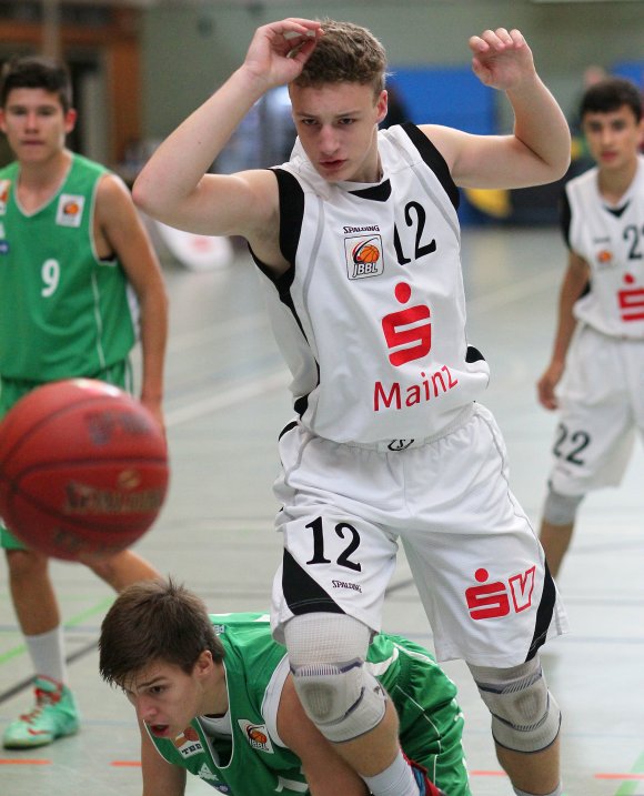 Ein schöner Coup gelang Niklas Schäfer und der SG RheinHessen: Trotz diverser Ausfälle setzten sich die JBBL-Basketballer aus Mainz und Wiesbaden bei Eintracht Frankfurt durch. Es war ihr dritter Sieg am dritten Spieltag.