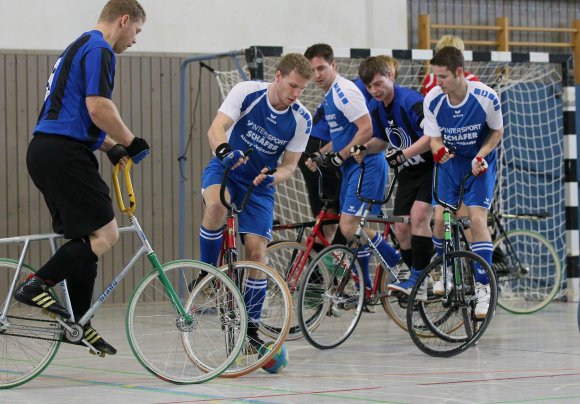 Da haben sie ein gesamtes Handballfeld zur Verfügung, und dann ballen sie sich auf engstem Raum: Beim Bundesligaspieltag in eigener Halle erlebte die SG Bolanden/Hechtsheim (helle Trikots) einige Enttäuschungen.