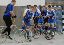 Da haben sie ein gesamtes Handballfeld zur Verfügung, und dann ballen sie sich auf engstem Raum: Beim Bundesligaspieltag in eigener Halle erlebte die SG Bolanden/Hechtsheim (helle Trikots) einige Enttäuschungen.