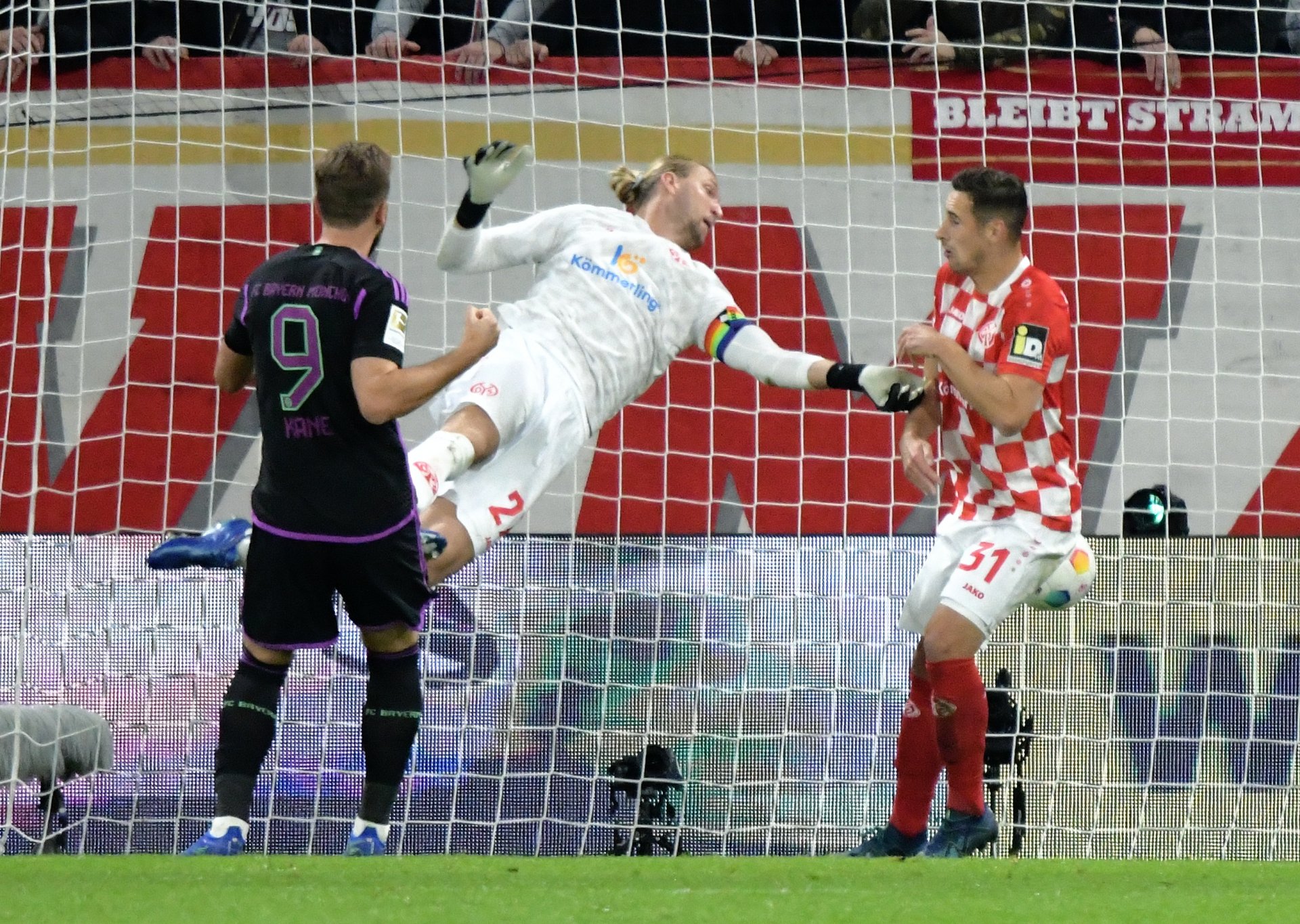 16. Minute, Harry Kane kommt frei zum Kopfball und Robin Zentner zu spät. Die 05er liegen gegen den FC Bayern mit 0:2 zurück.