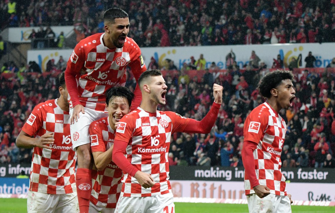 Ein ungewohntes Bild: Dank Leandro Barreiro (r.) führen die 05er erstmals in dieser Saison mit 2:0.