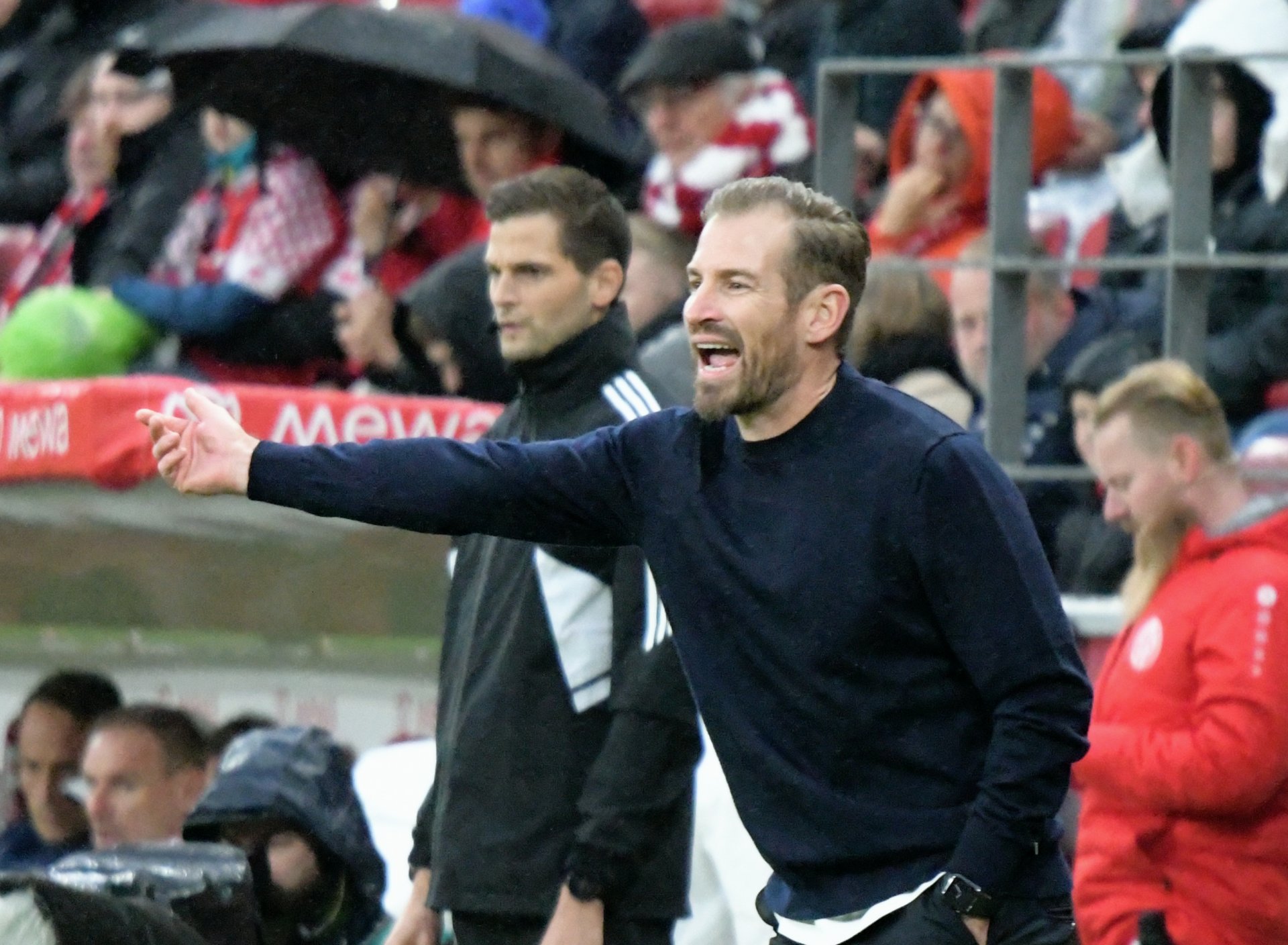 Eben noch bei der U23, jetzt in der Bundesliga, coachte Jan Siewert, als gäbe es kein Morgen.