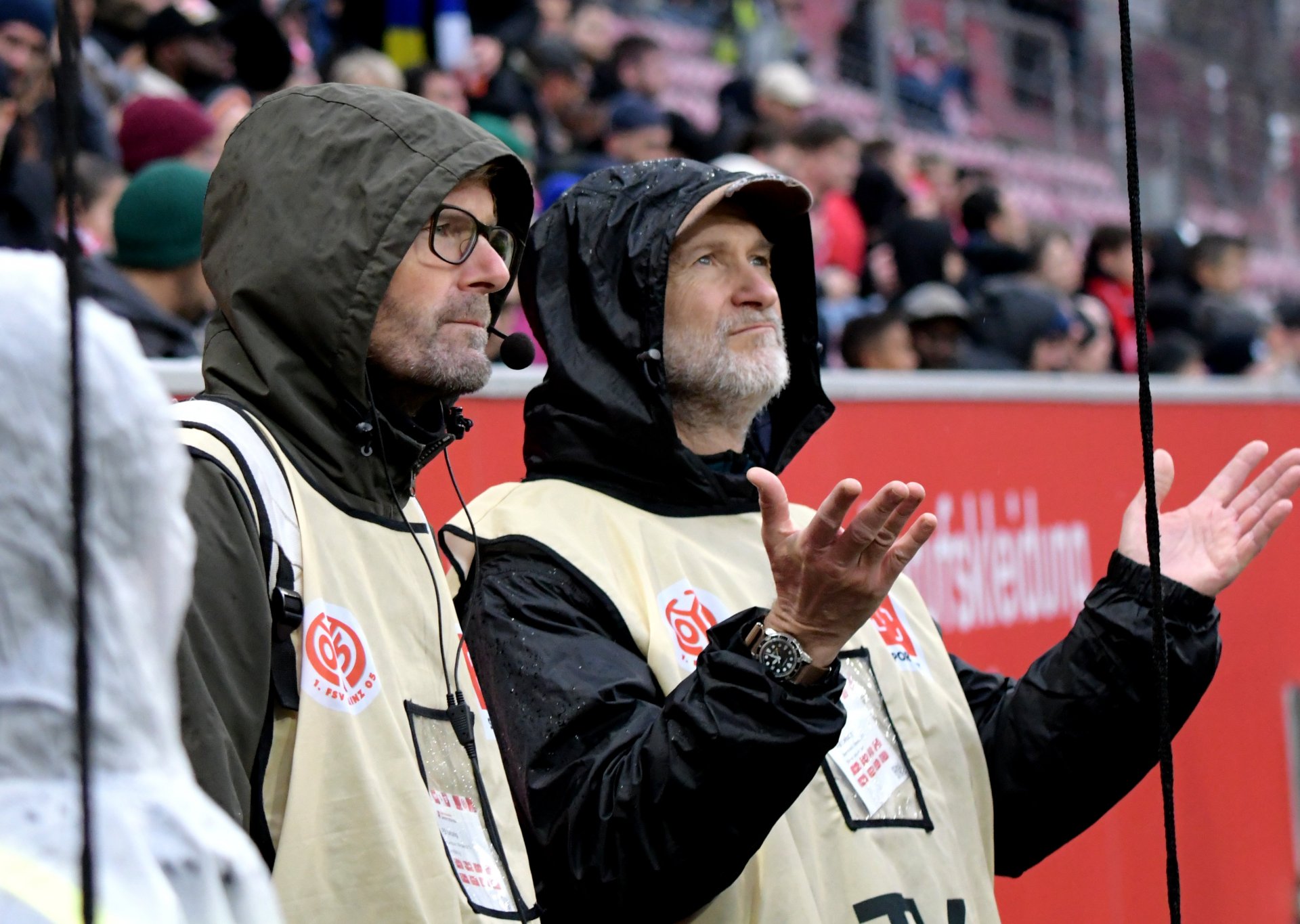 Etliche Journalisten standen im Regen...