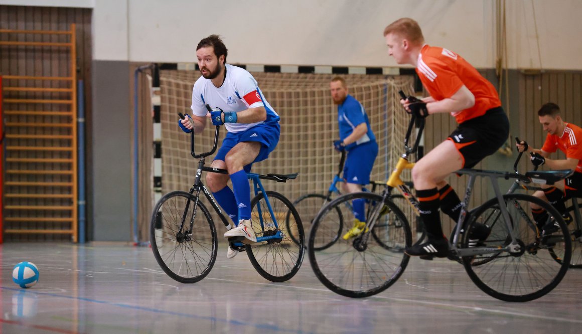 Janis Stenners Sturmfrisur deutet es an: Fünfer-Radball ist nicht nur taktisch, sondern auch vom Tempo her eine andere Sportart als Zweier-Radball.