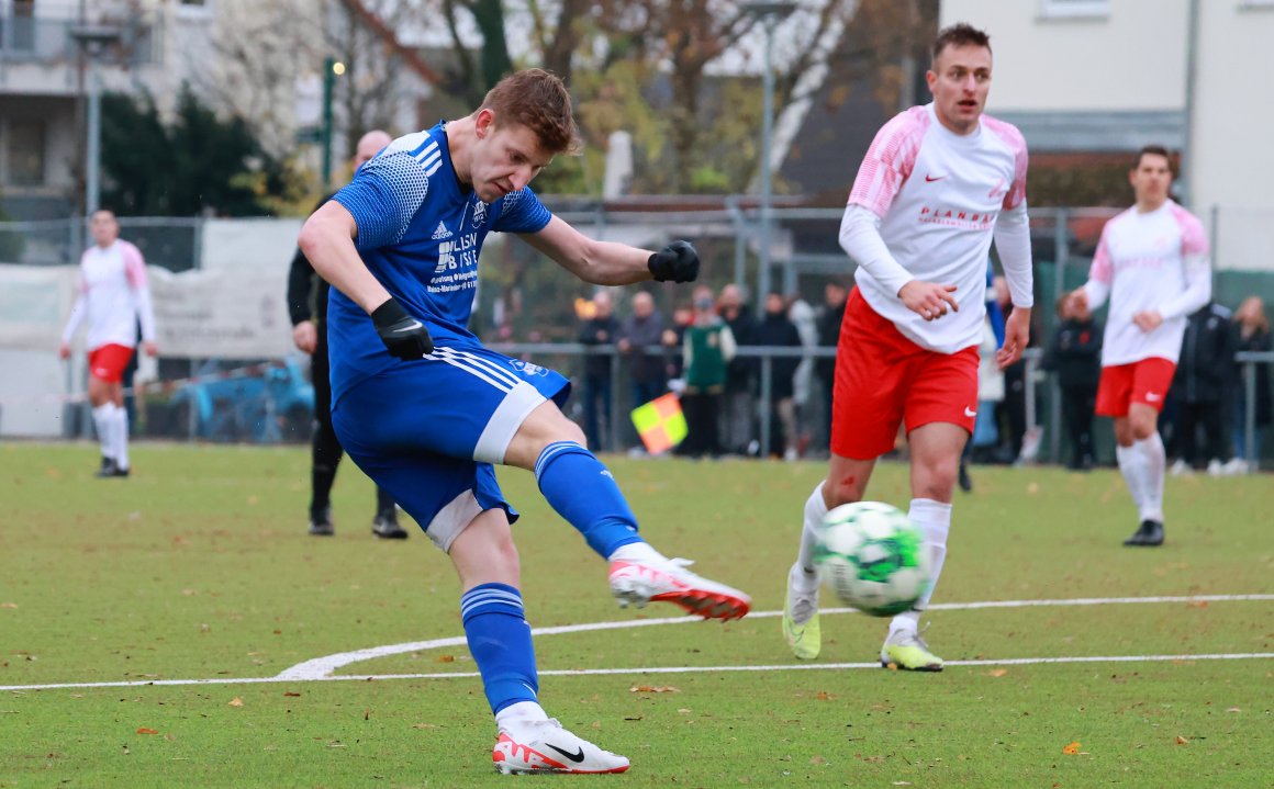 Der sitzt: Steven Bettinger traf für den SV Bretzenheim 12 gegen den 1.FC Nackenheim zum 2:2...