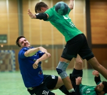 Fabian Vollmar (l.), Routinier am Kreis der Sportfreunde Budenheim II, setzte den Siebenmeter, der einen Zähler gegen Tabellenführer TG Osthofen einbrachte.