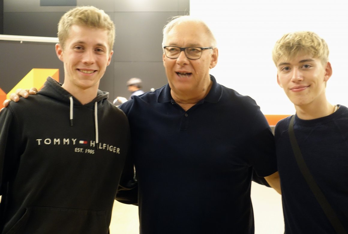 Hochsprungtrainer Helmut Hurst mit Neuzugang Jonah Schumann (l.) und Johannes Böcher.